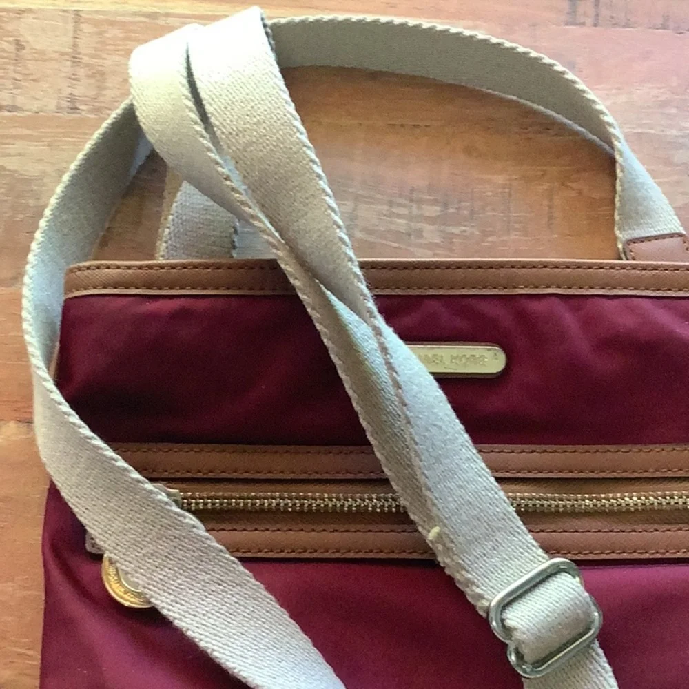 Elegant Burgundy Crossbody Bag - Picture 7 of 14